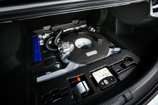 르노삼성자동차가 26일부터 SM6 2.0 LPe와 SM7 2.0 LPe 등 LPG 모델 판매를 시작한다. 사진은 트렁크 바닥 스페어 타이어 자리에 LPG 탱크를 배치한 '도넛탱크'를 적용한 SM6 2.0 LPe 내부. <르노삼성자동차 제공>